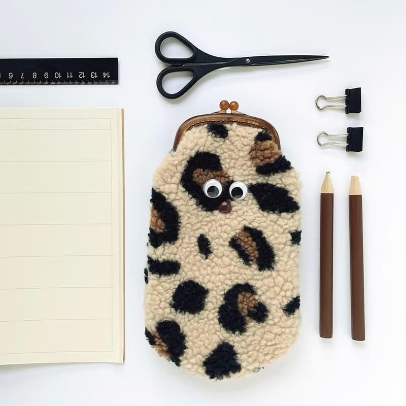 抱豹毛毛怪 / 塑膠口金 / 零錢包 / 筆袋 / 掛飾鑰匙圈