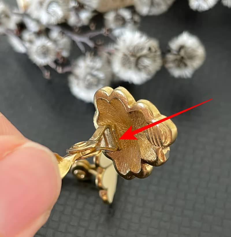 -古董白色琺瑯小花夾式耳環 MONET C711