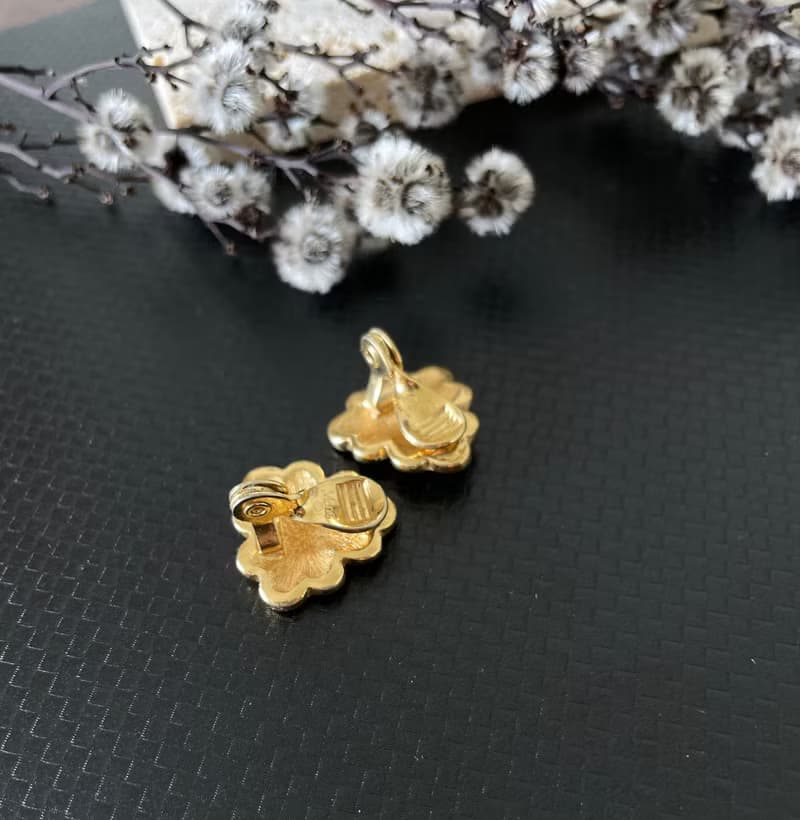 -古董白色琺瑯小花夾式耳環 MONET C711