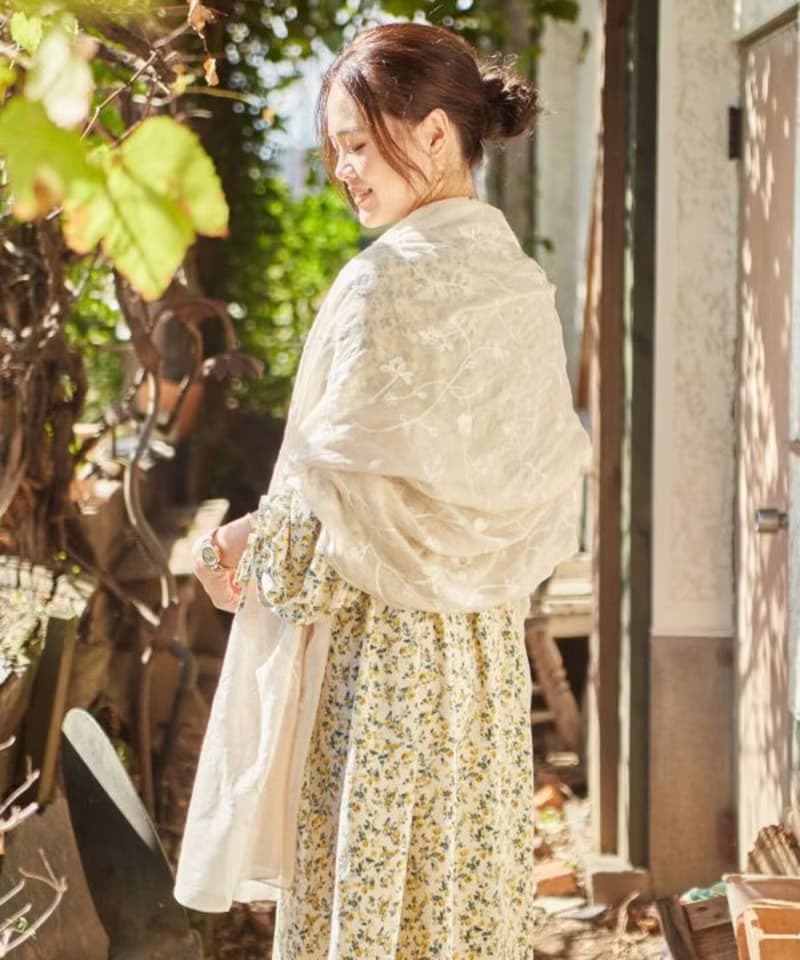 【熱門預購】夢幻花語翩翩刺繡披肩 領巾 圍巾(5色)  LCKP8101