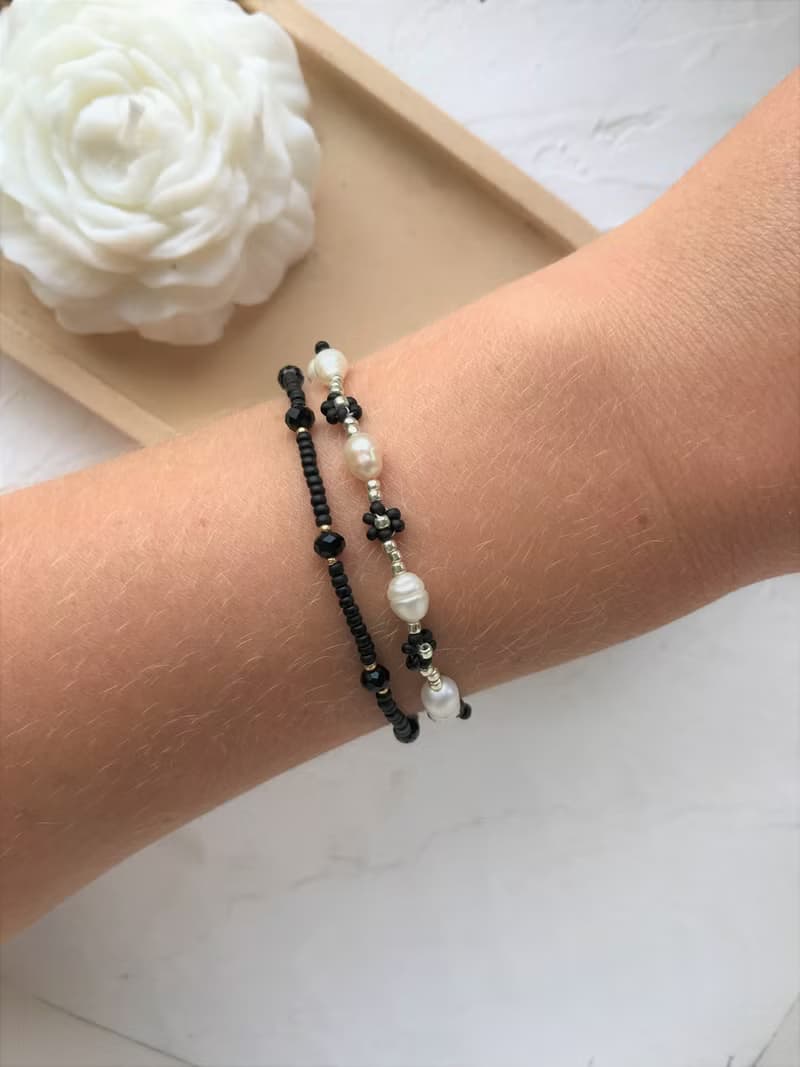 Black daisy bracelets set. Flower seedbeaded bracelet. Pearl cute jewellery.