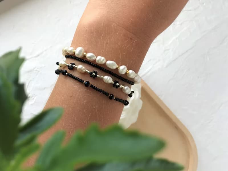 Black daisy bracelets set. Flower seedbeaded bracelet. Pearl cute jewellery.