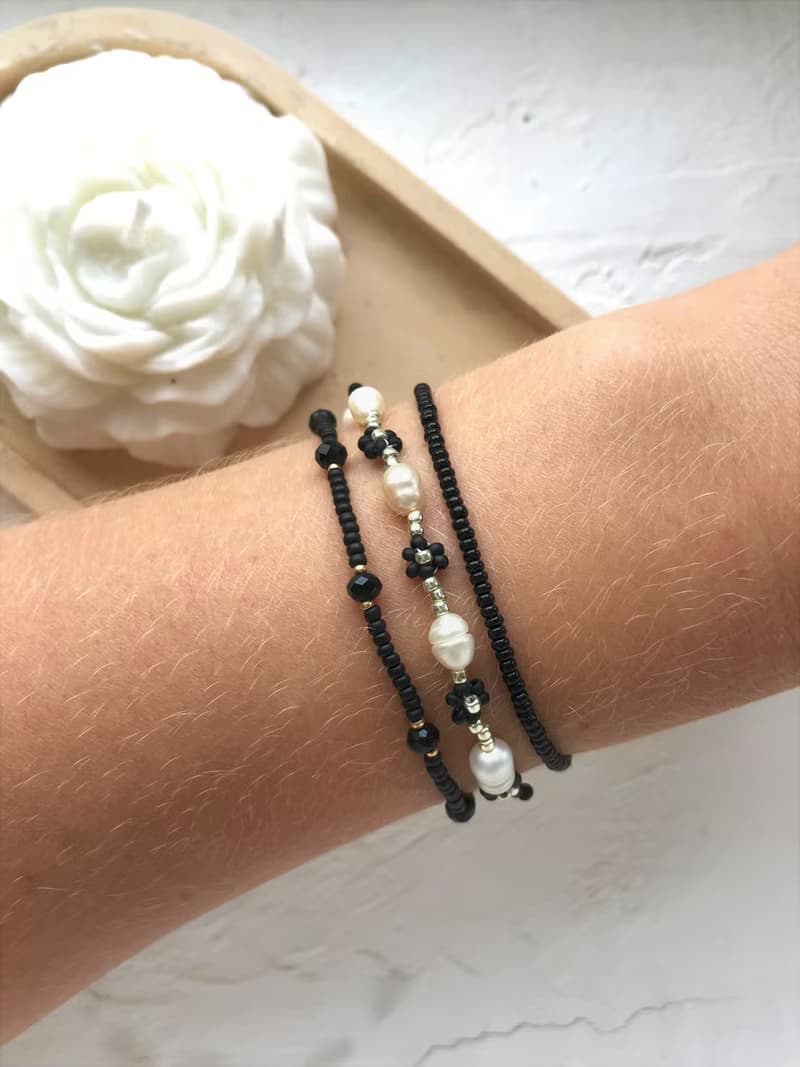 Black daisy bracelets set. Flower seedbeaded bracelet. Pearl cute jewellery.