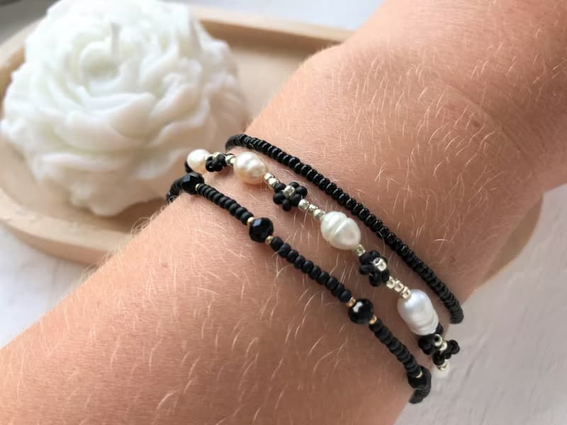 Black daisy bracelets set. Flower seedbeaded bracelet. Pearl cute jewellery.