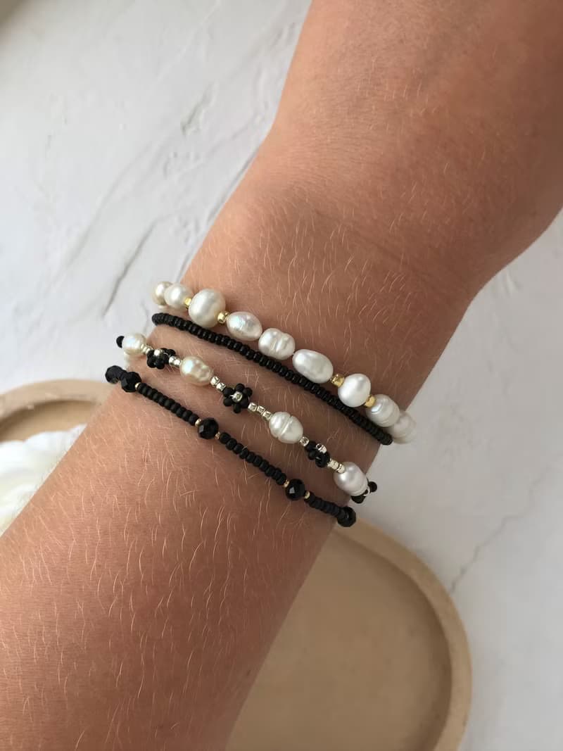 Black daisy bracelets set. Flower seedbeaded bracelet. Pearl cute jewellery.