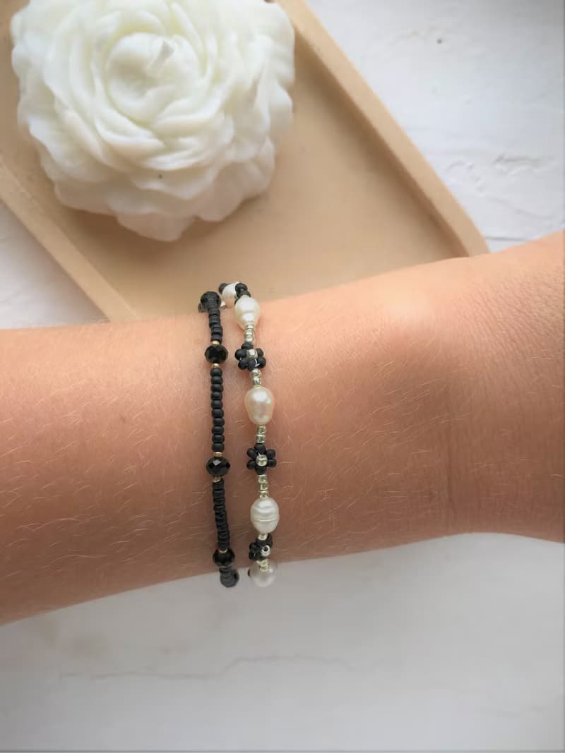 Black daisy bracelets set. Flower seedbeaded bracelet. Pearl cute jewellery.
