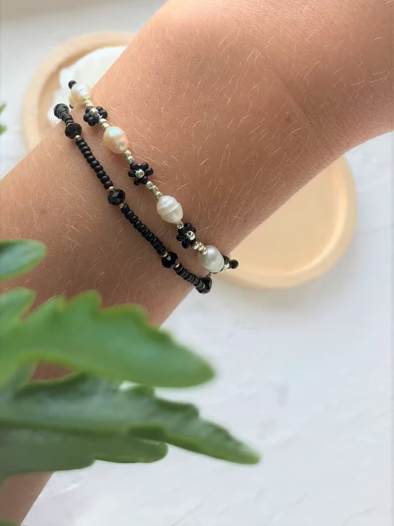 Black daisy bracelets set. Flower seedbeaded bracelet. Pearl cute jewellery.