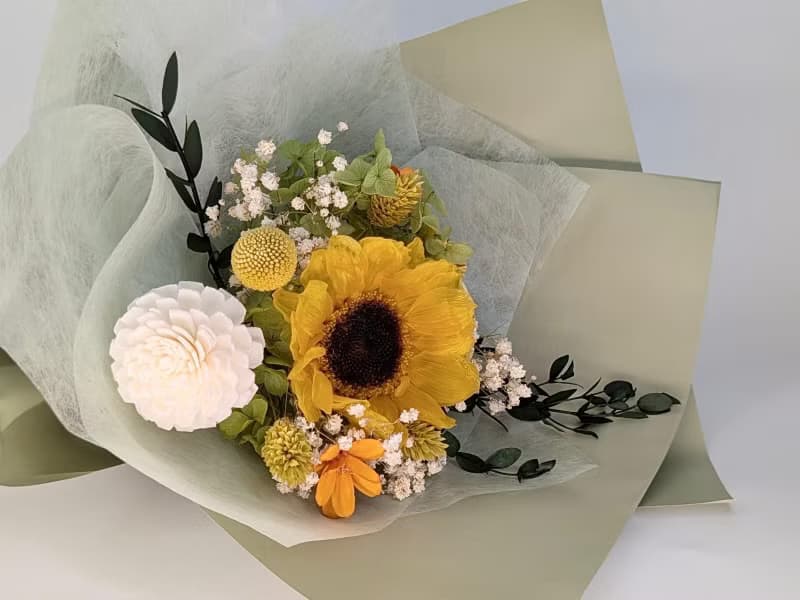 畢業季主題花卉 綠色系畢業花束/永生向日葵擴香索拉乒乓菊花束