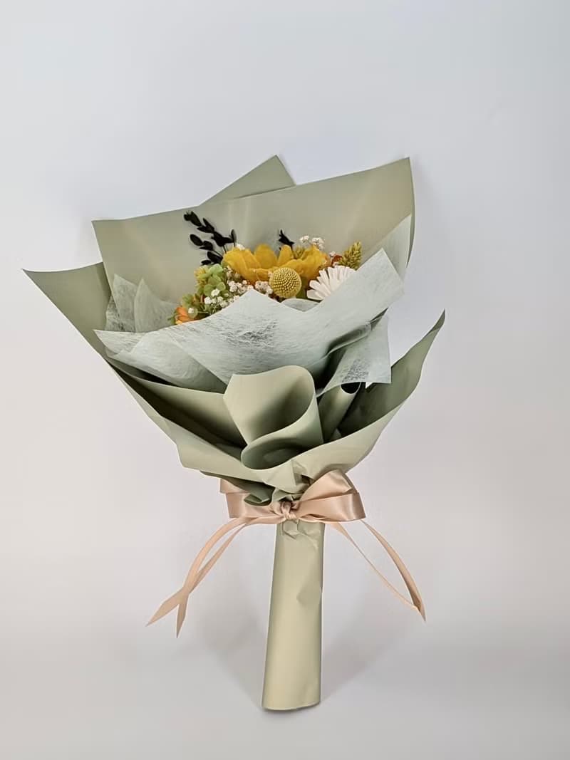 畢業季主題花卉 綠色系畢業花束/永生向日葵擴香索拉乒乓菊花束