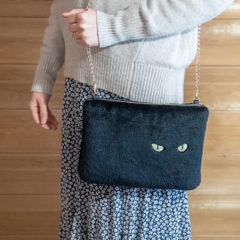 クリスマスラッピング付き　黒猫ショルダーバッグ　猫の目刺繍　フェイクファー