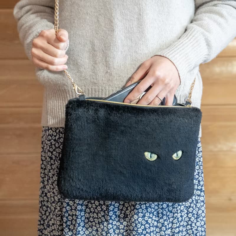 クリスマスラッピング付き　黒猫ショルダーバッグ　猫の目刺繍　フェイクファー