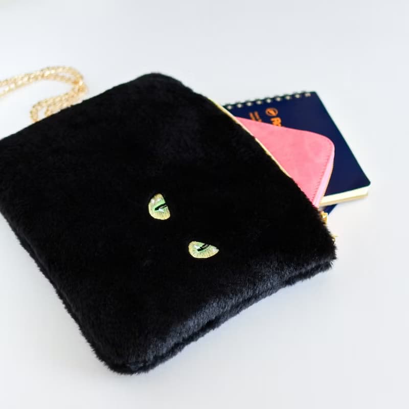 クリスマスラッピング付き　黒猫ショルダーバッグ　猫の目刺繍　フェイクファー