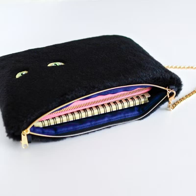 クリスマスラッピング付き　黒猫ショルダーバッグ　猫の目刺繍　フェイクファー