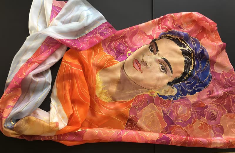 Frida Kahlo帶著紅色圍巾