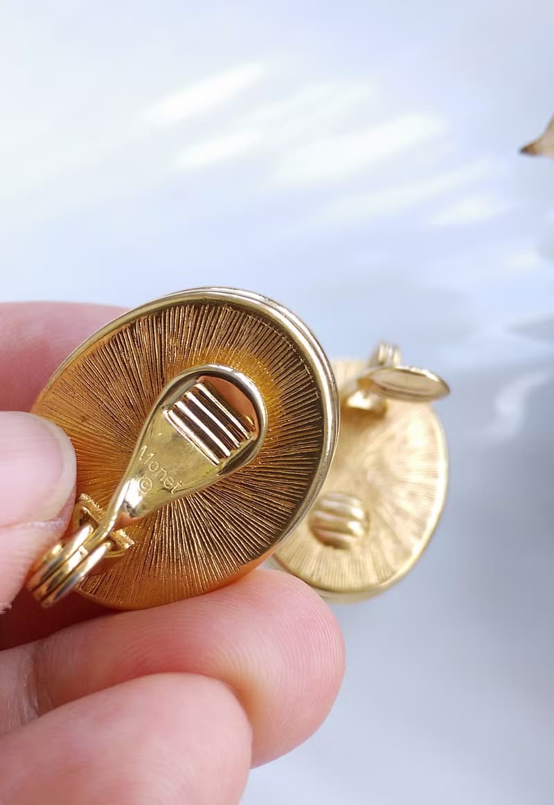 【西洋古董飾品 】MONET 立體白珠 摩登 夾式耳環