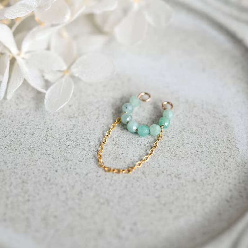 痛くない　グラデーションエメラルドのイヤーカフ 5月誕生石　片耳用