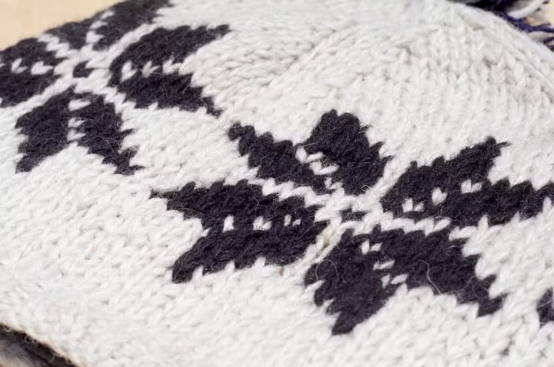 聖誕節禮物 手織純羊毛帽 / 針織毛帽 / 內刷毛手織毛帽 / 毛線帽  (made in nepal) - 對比色民族雪花圖騰