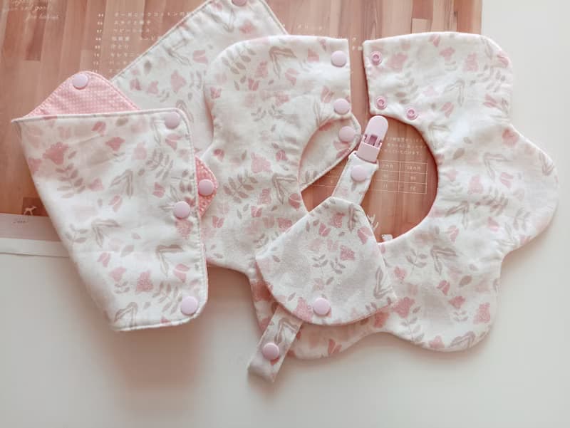 【11/14後出貨】兔子剪影 彌月禮物 揹帶口水巾 奶嘴夾 嬰兒圍兜