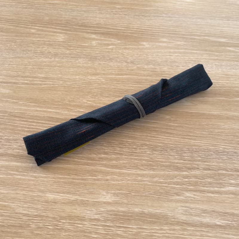 【1点もの】着物地ので作る箸袋・カトラリーホルダー -ウール着物地 紺に所々に赤の横糸 S