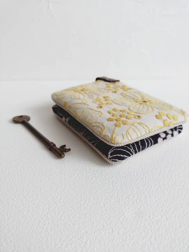 【FQ10/方塊小錢包】日本刺繡 五瓣扶桑 黃 黑 日本帆布 法國布
