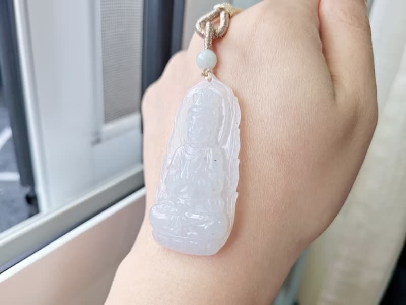 【親翠】天然翡翠 白冰清爽透亮灑烏雞點開臉和美觀音項鍊 佛系