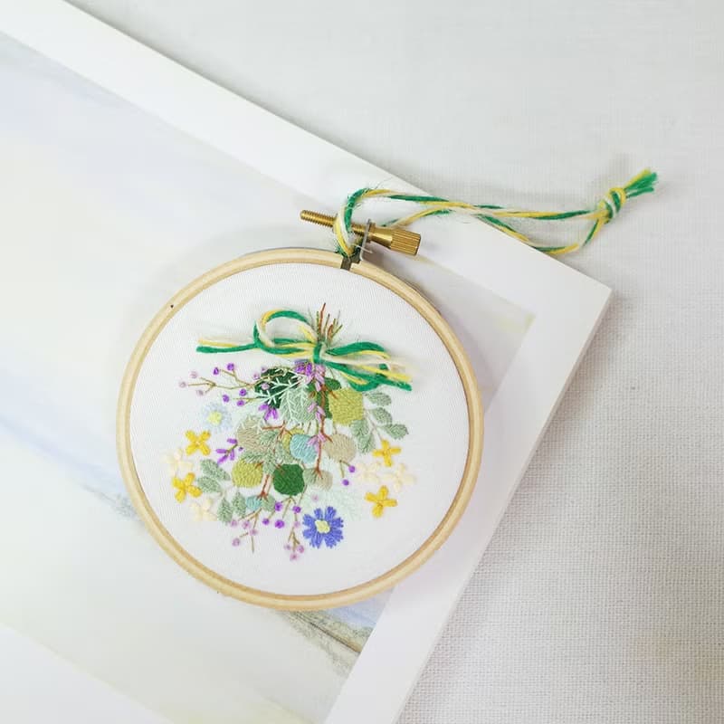 倒吊草花花束 手刺繡框掛飾