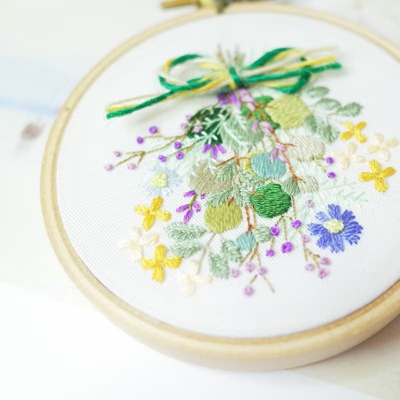 倒吊草花花束 手刺繡框掛飾