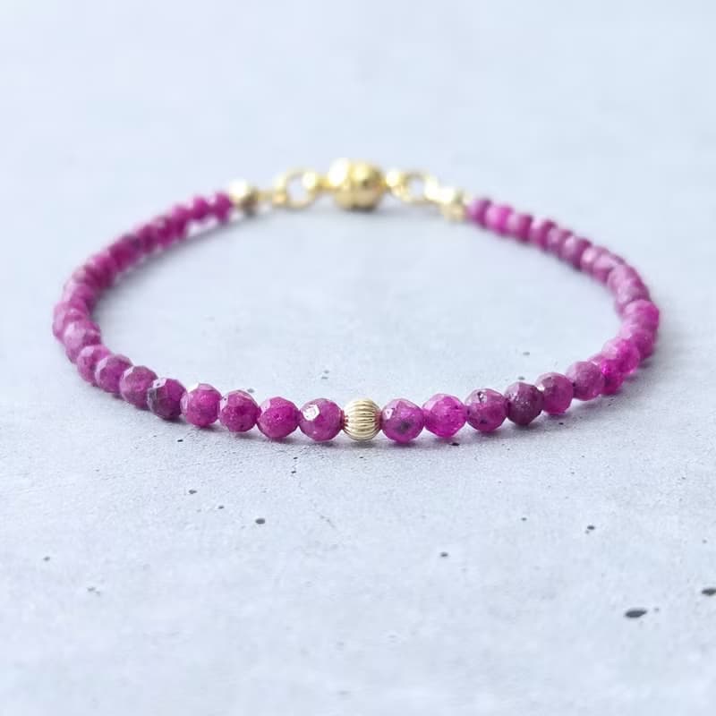 【日本製】天然ルビー ブレスレット – 14kgfビーズ / マグネット留め具 / 金属アレルギー対応