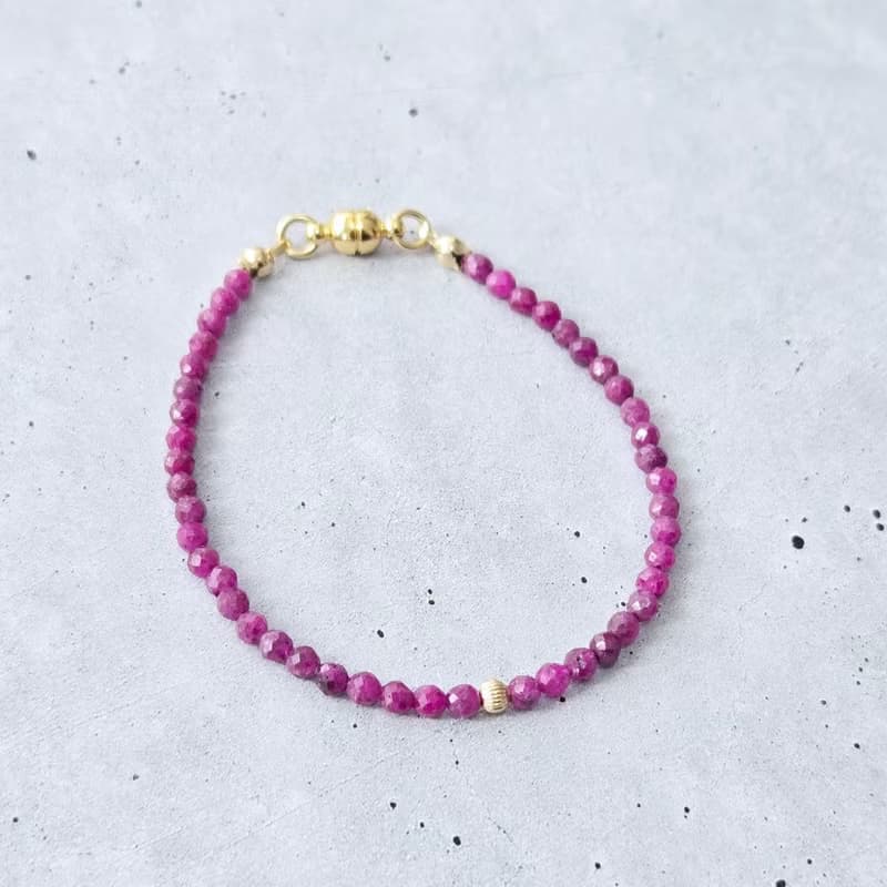 【日本製】天然ルビー ブレスレット – 14kgfビーズ / マグネット留め具 / 金属アレルギー対応