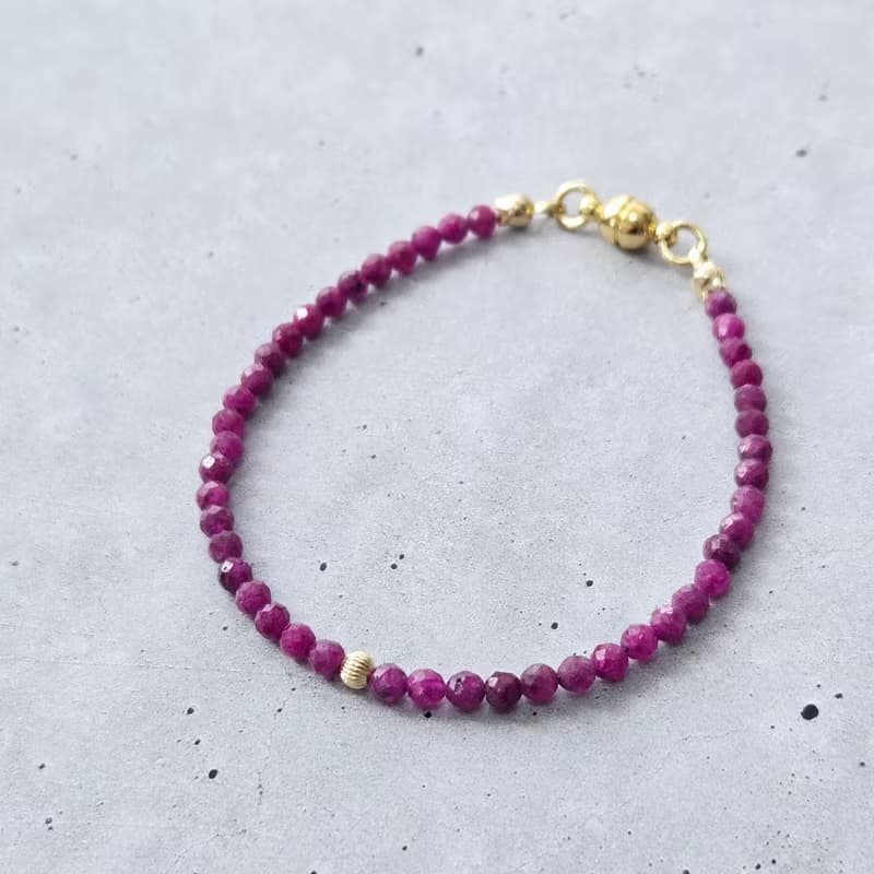 【日本製】天然ルビー ブレスレット – 14kgfビーズ / マグネット留め具 / 金属アレルギー対応
