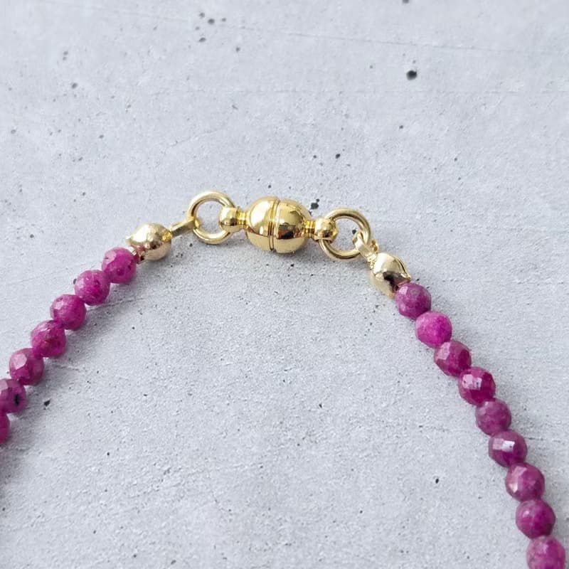 【日本製】天然ルビー ブレスレット – 14kgfビーズ / マグネット留め具 / 金属アレルギー対応