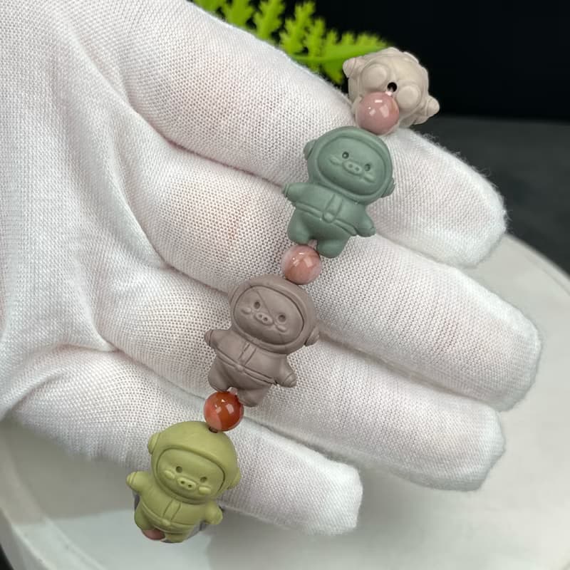 精品趣味阿拉善瑪瑙手串多彩啞光雕刻可愛小豬太空宇航員單圈女