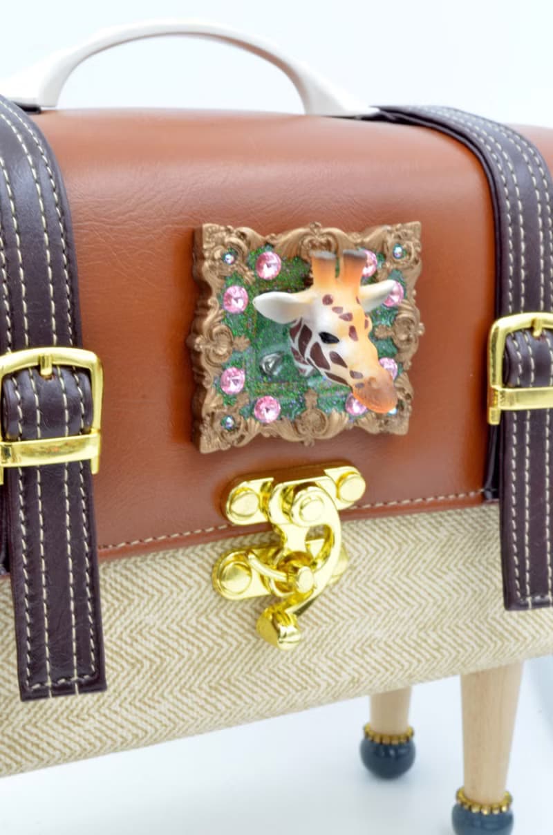 立體長頸鹿綴寶石水晶裝飾 咖啡色x杏色PU仿皮箱子斜肩帶手袋包包
