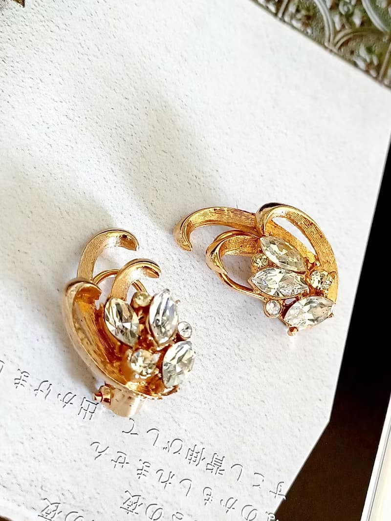 vintage jewelry  BSK 金色盛開花卉萊茵 夾式耳環