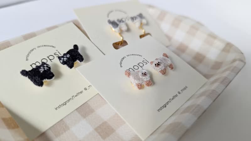 横向きねこ　刺繍ピアス/イヤリング