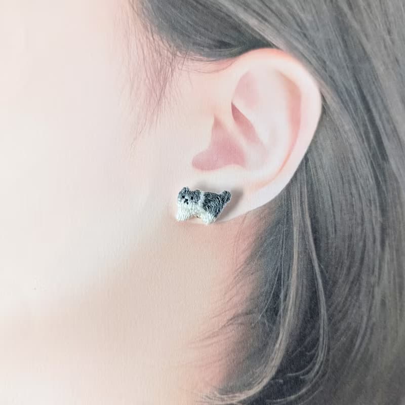 横向きねこ　刺繍ピアス/イヤリング
