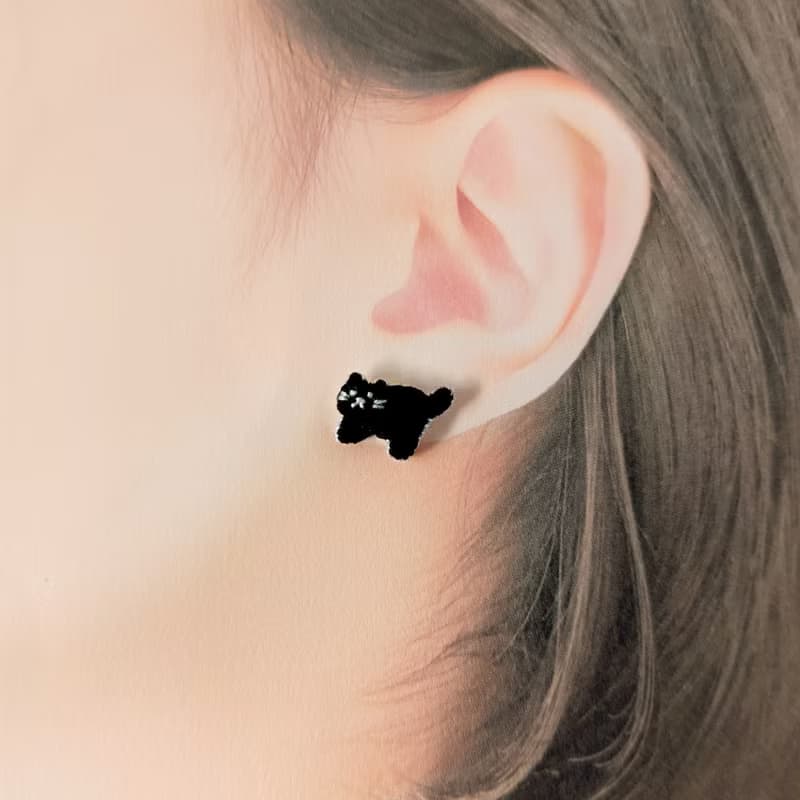 横向きねこ　刺繍ピアス/イヤリング
