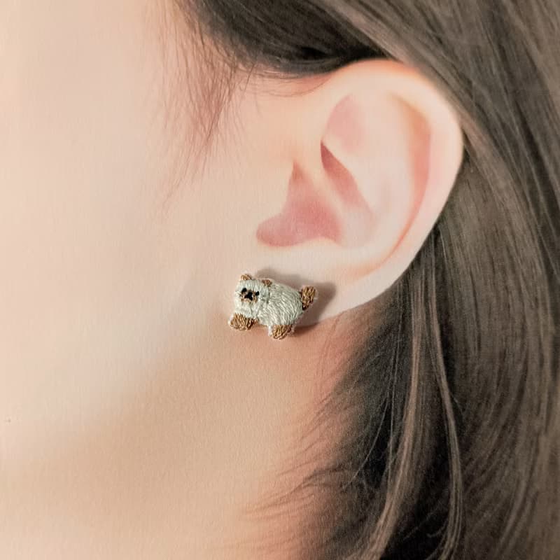 横向きねこ　刺繍ピアス/イヤリング