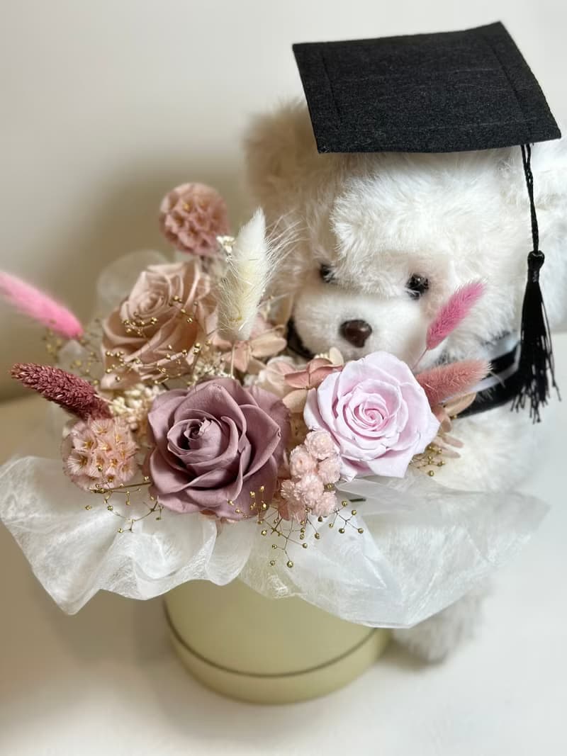 畢業小熊永生花抱抱桶  代寫卡片 畢業禮物 畢業花束 (限送雙北)