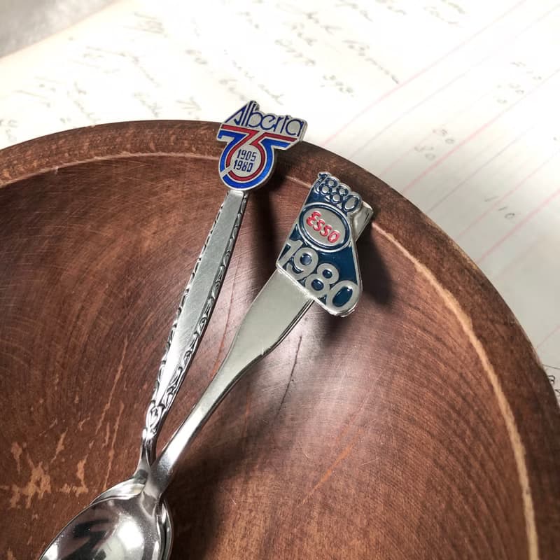 1980s Retro設計琺瑯徽章鍍銀紀念湯匙 2pcs 組合