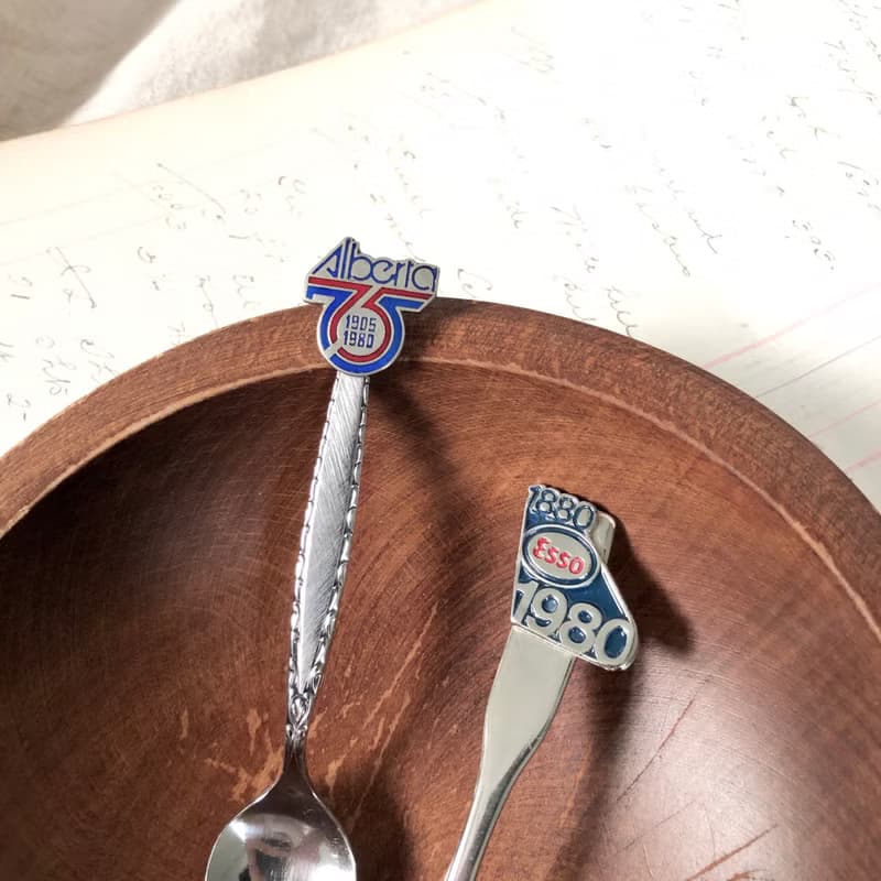 1980s Retro設計琺瑯徽章鍍銀紀念湯匙 2pcs 組合