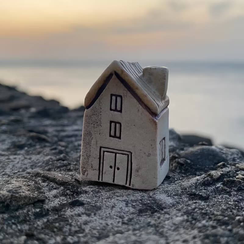 【タケ-TA KE Studio】象牙白屋頂房子。線香座