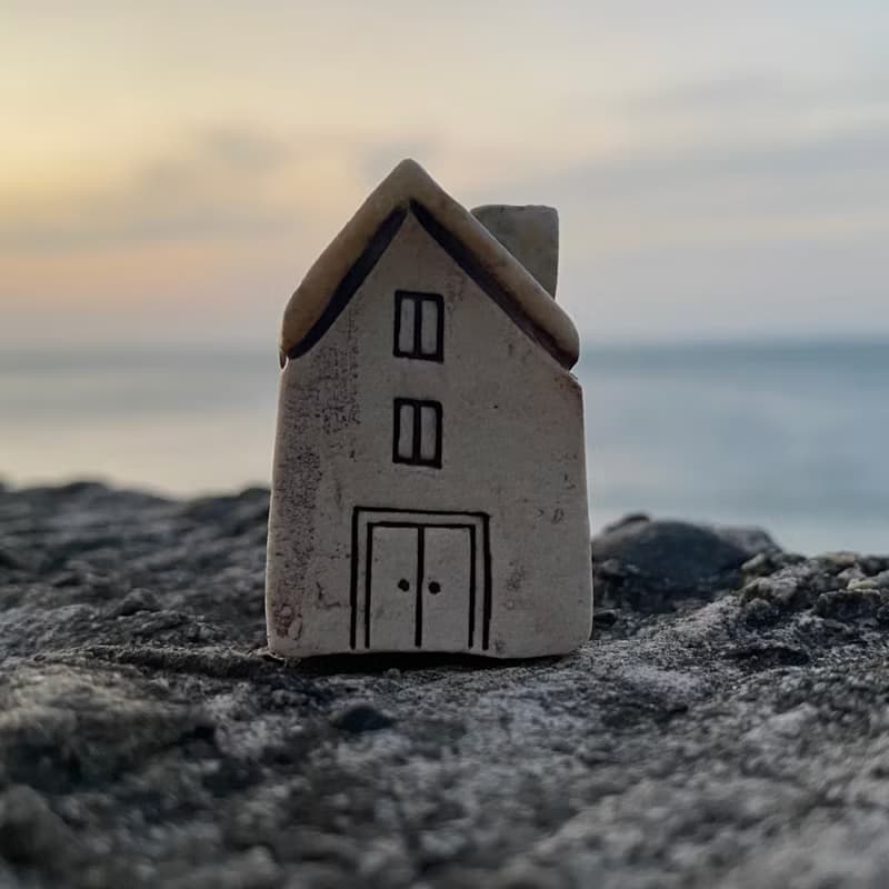 【タケ-TA KE Studio】象牙白屋頂房子。線香座