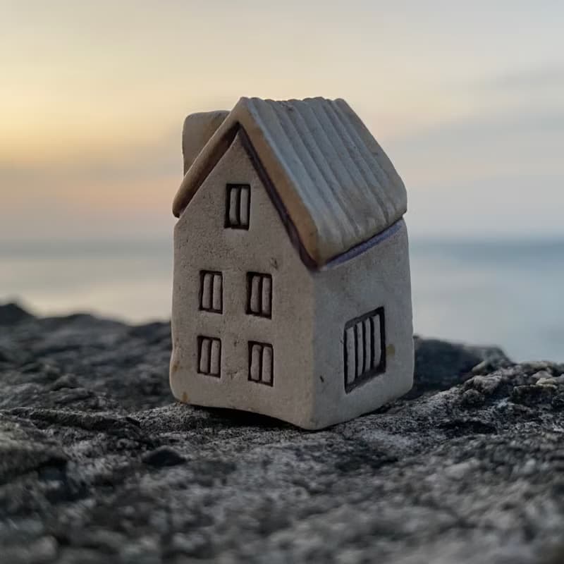 【タケ-TA KE Studio】象牙白屋頂房子。線香座