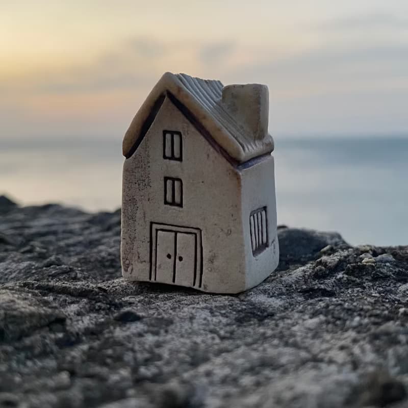 【タケ-TA KE Studio】象牙白屋頂房子。線香座