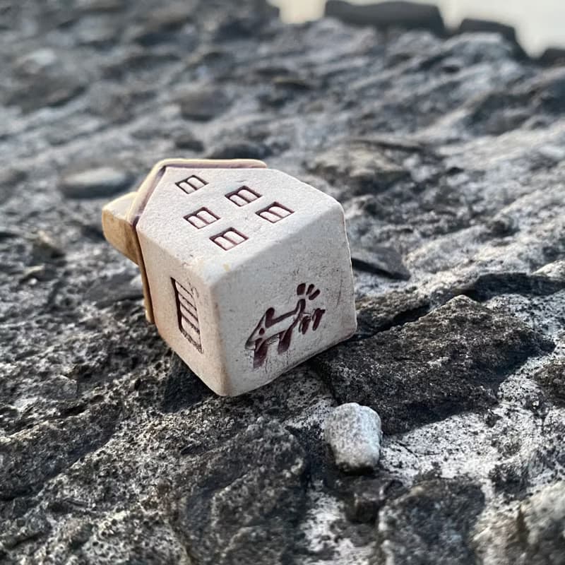 【タケ-TA KE Studio】象牙白屋頂房子。線香座