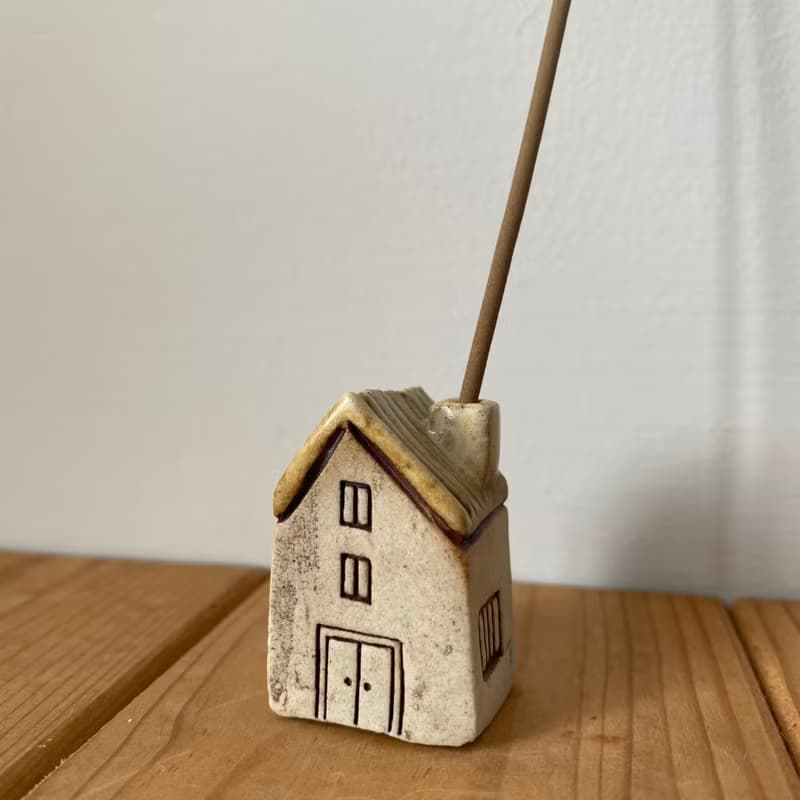 【タケ-TA KE Studio】象牙白屋頂房子。線香座