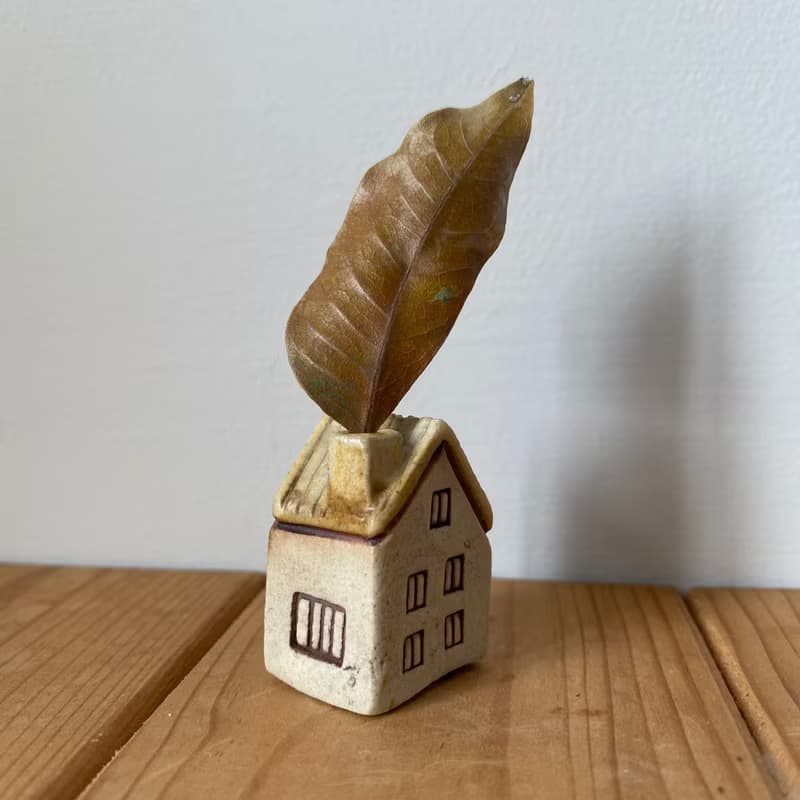 【タケ-TA KE Studio】象牙白屋頂房子。線香座