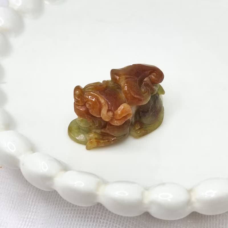 溫潤奶白底帶紅翡手工精雕貔貅吊墜 |天然緬甸玉A貨翡翠