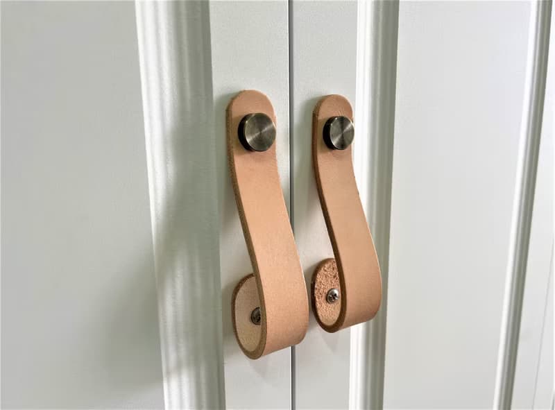 牛皮取手 //  衣櫃 //  櫃體 // 皮革把手 // 系統櫃 // 可訂製